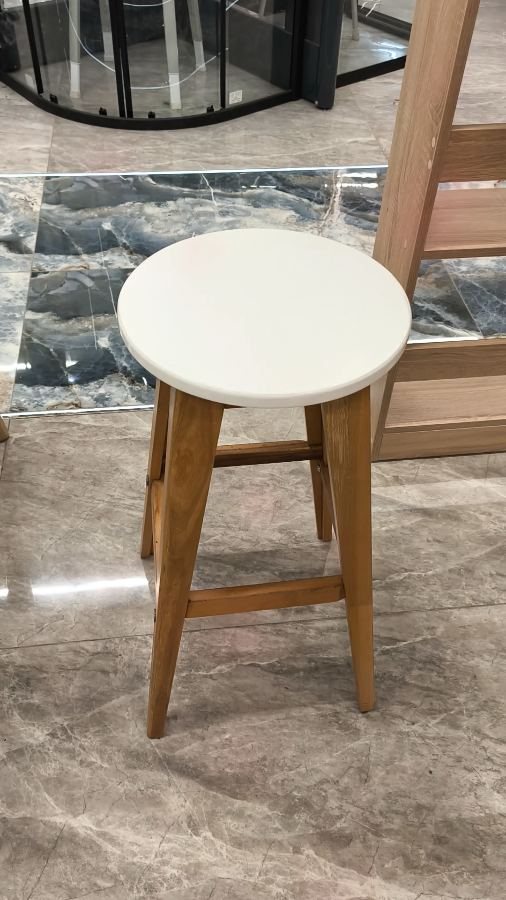 Ahşap Ayaklı Beyaz Yuvarlak Tabure